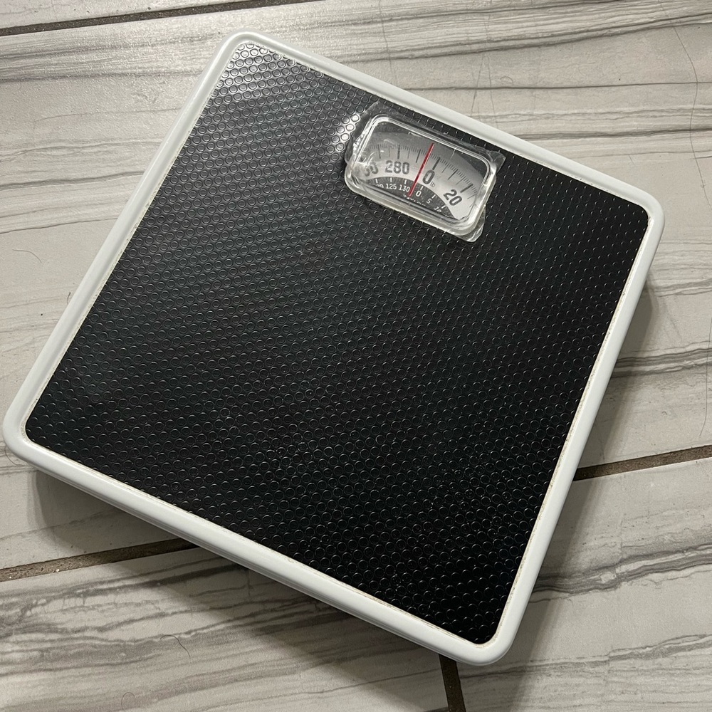Black and White Scale (Gently used with box)